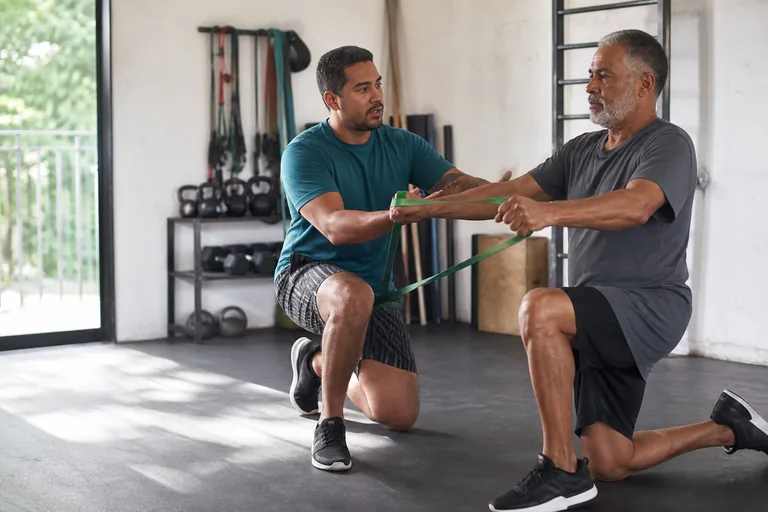 Dois homens em um treino de força acessível e orientado