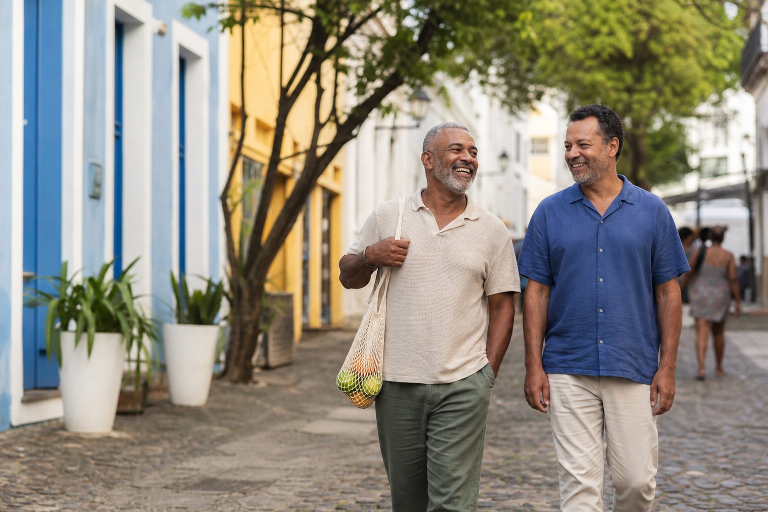 Homens maduros caminhando com autonomia e convivência